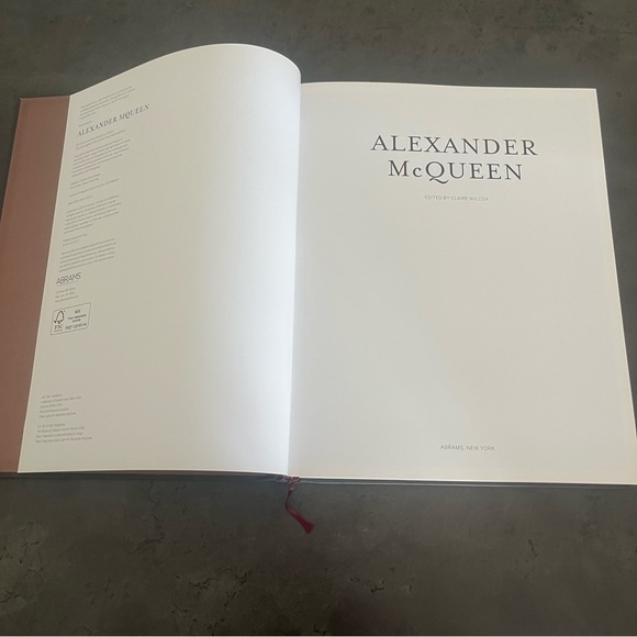 Alexander McQueen table book edited by Claire Wilcox - Picture 2 of 9